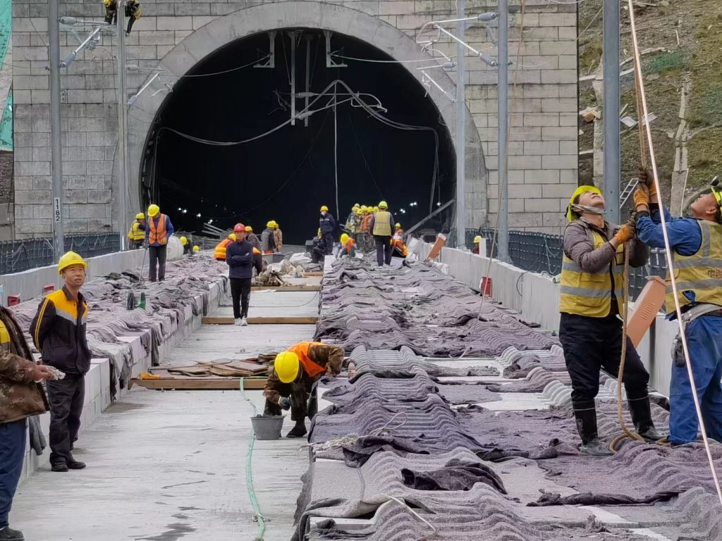 河北安银建工高铁伸缩缝项目现场01